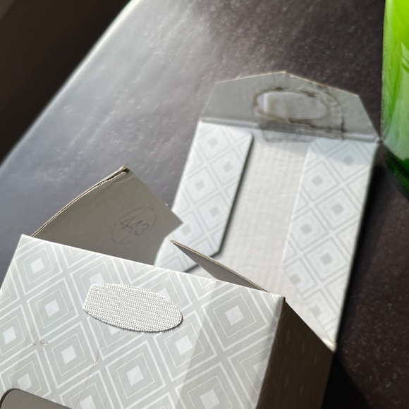 Villeroy & Boch lime green glass "Nek" mini-vase, 8 in (20.5 cm) high, with box. - Picture 10 of 10